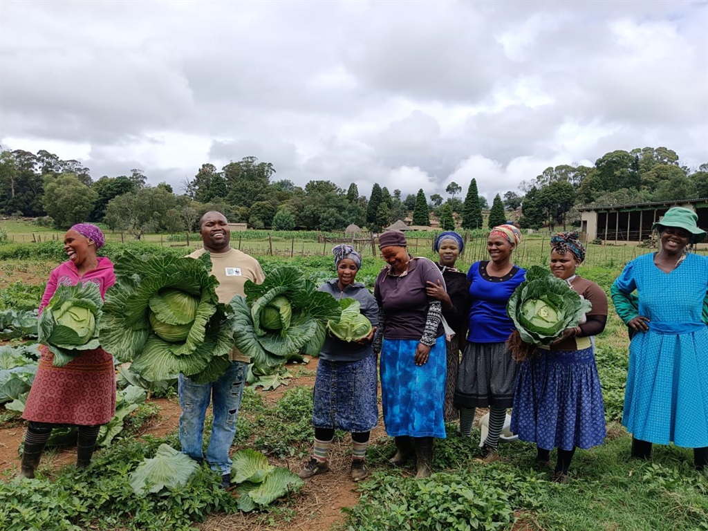 Ayanda Cele from WWF-SA with women vegetable farmers from the Mgundeni community in KZN