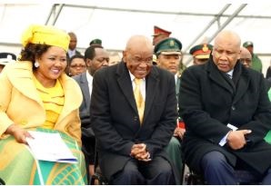 Lesotho Prime Minister Thomas Thabane (C), and his wife Maesaiah Thabane (L), and Lesotho King Letsie III (R) during Thabane's inauguration on June 16, 2017 in Maseru. (SAMSON MOTIKOE )