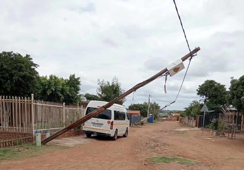 Soshanguve residents in Block T urge the City of Tshwane to fix the power poles to prevent any possible fatalities. Photo by Keletso Mkhwanazi