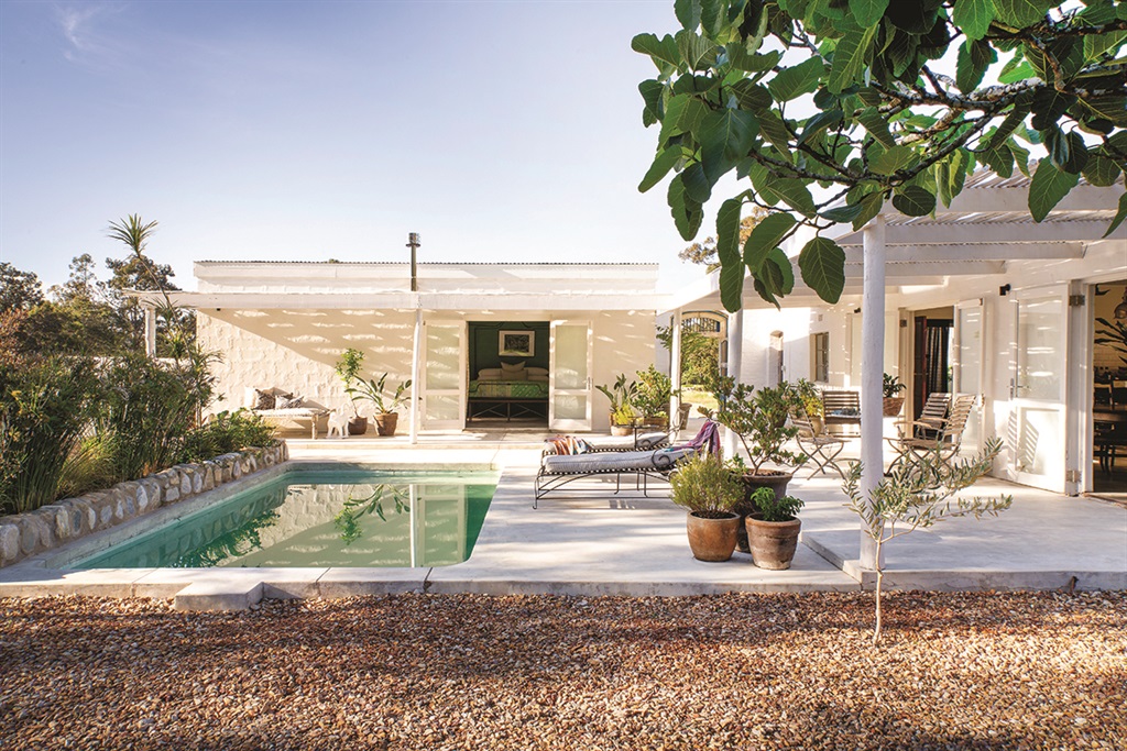 The home’s L-shape lends itself to the ideal courtyard with spacious outdoor areas and a lovely swimming pool surrounded by greenery and gravel. Photo: Karl Rogers/Vignette 