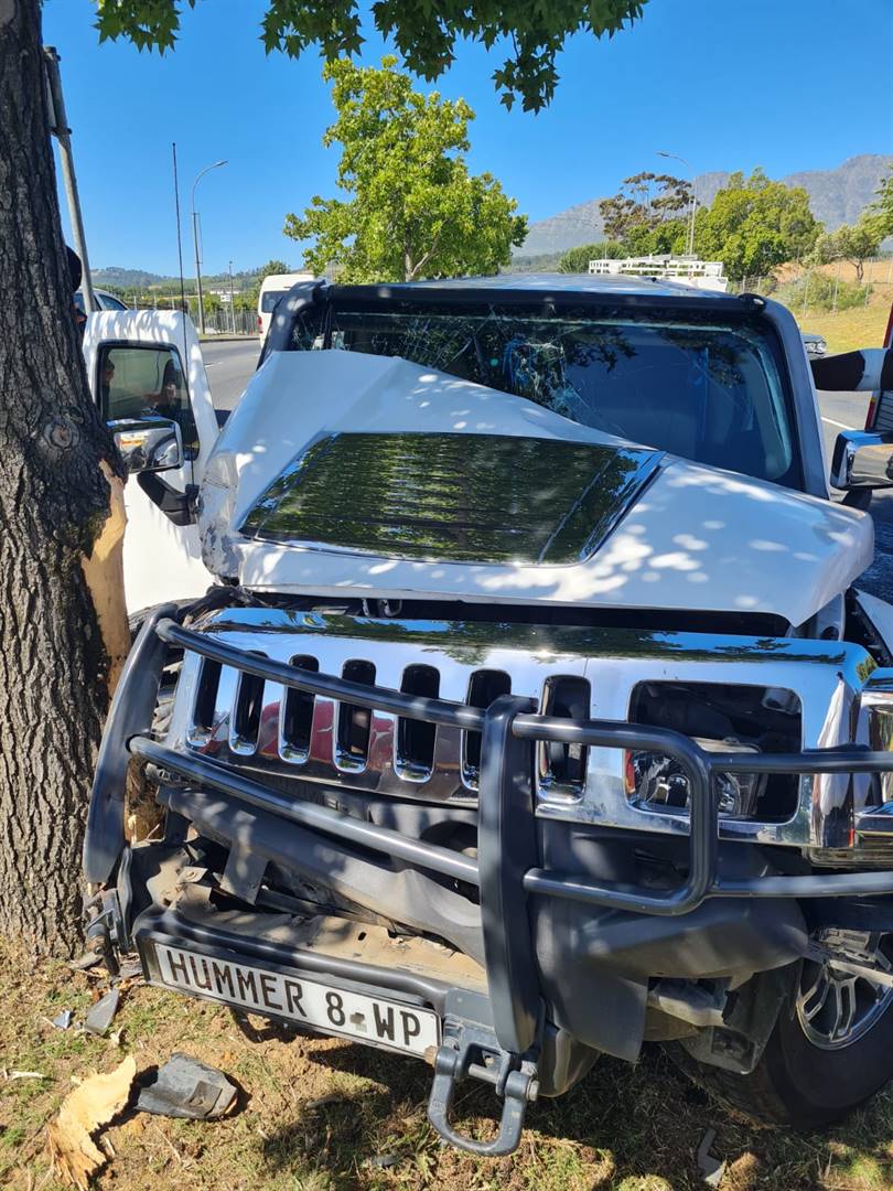 Die toneel van die botsing nadat dié Hummer deur ’n rooi verkeerslig in Stellenbosch gery het. Foto: Facebook