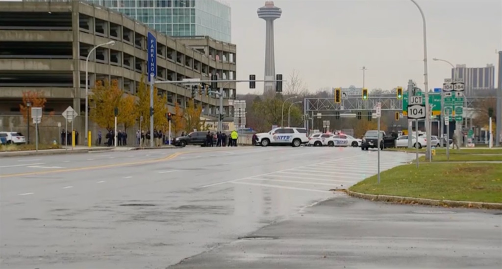 Vehicle explodes at Niagara Falls, closing USCanada border crossings