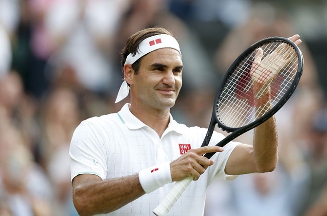 Roger Federer welcomed back to Centre Court for first time since