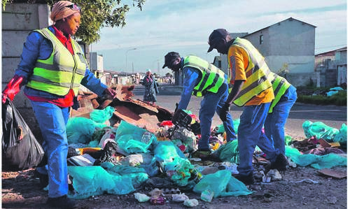 Cleaners and rubbish collectors will clear the rubbish that’s been piling up in kasis during this lockdown.           Photo by Lulekwa Mbadamane