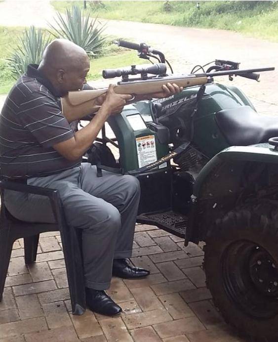 Jacob Zuma points a rifle. Picture: Twitter