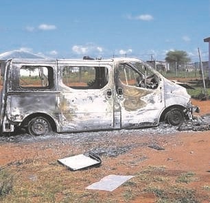 Two vehicles were set alight after a mob torched a house belonging to a woman accused of being the mastermind behind house robberies. Photo by Joshua Sebola.