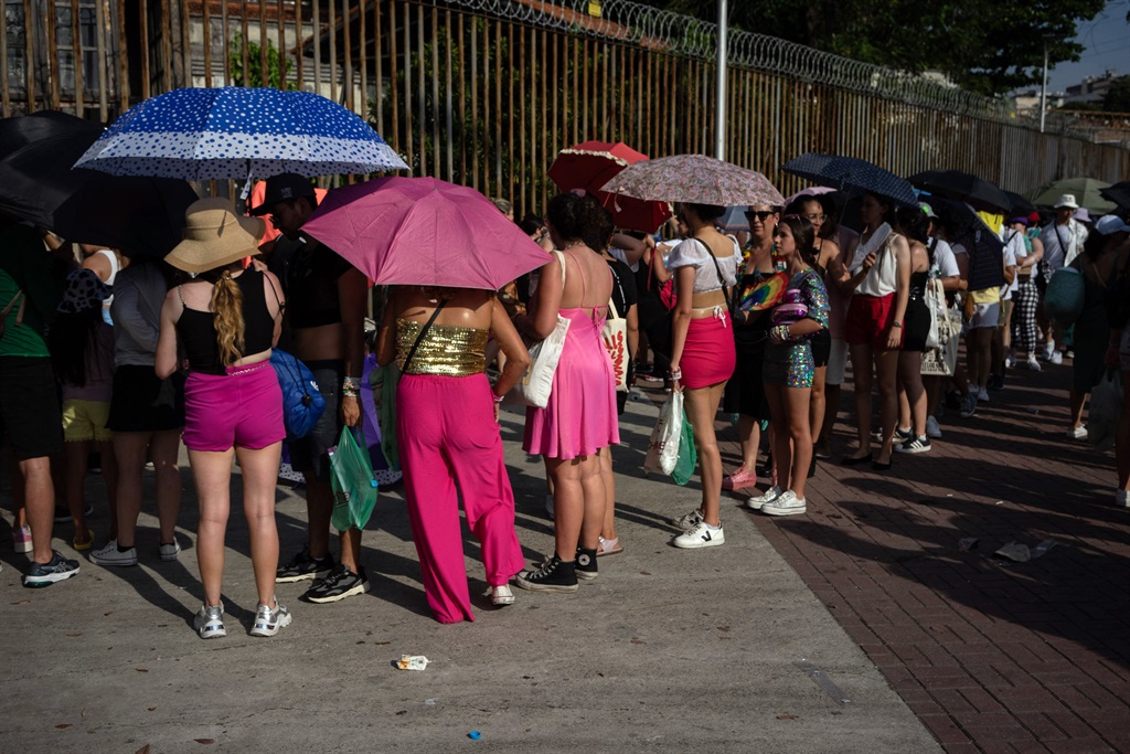 Fans of US singer Taylor Swift queue outside the Nilton Santos Olympic Stadium before Swift's concert, "Taylor Swift: The Eras Tour", amid a heat wave in Rio de Janeiro on November 18, 2023.