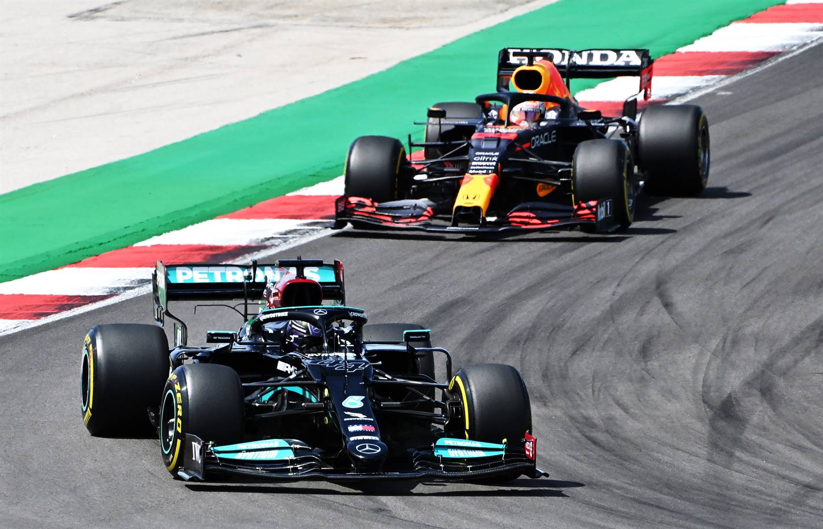 Lewis Hamilton gee die pas aan met Max Verstappen wat in sy nek blaas by Sondag se Portugese Grand Prix. Foto: Gallo Images