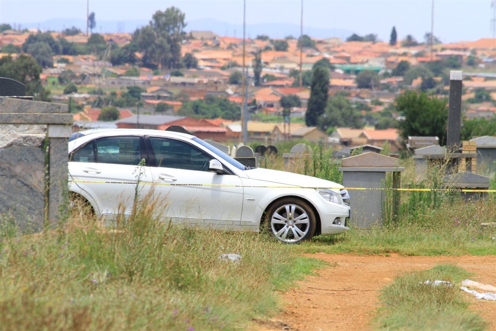Security guards discovered the dead body of an unknown man in boot of a car Saturday afternoon at Evaton Cemetery. Photo by Tumelo Mofokeng