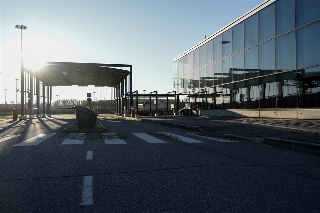 The closed Nuijamaa border crossing between Finland and Russia, in southeastern Finland, on 18 November. (Photo by Alessandro RAMPAZZO / AFP)